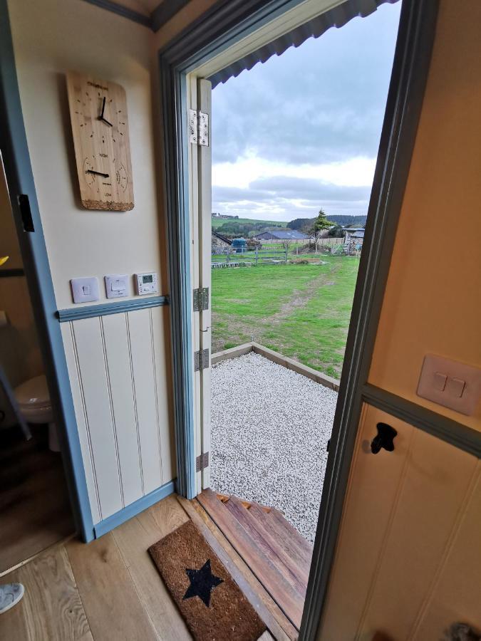 Toms Hut And Robins Rest Shepherd Huts Near ويدبريدج المظهر الخارجي الصورة