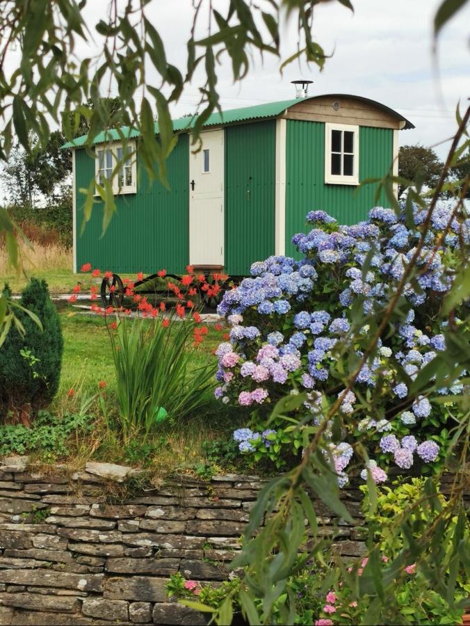 Toms Hut And Robins Rest Shepherd Huts Near ويدبريدج المظهر الخارجي الصورة