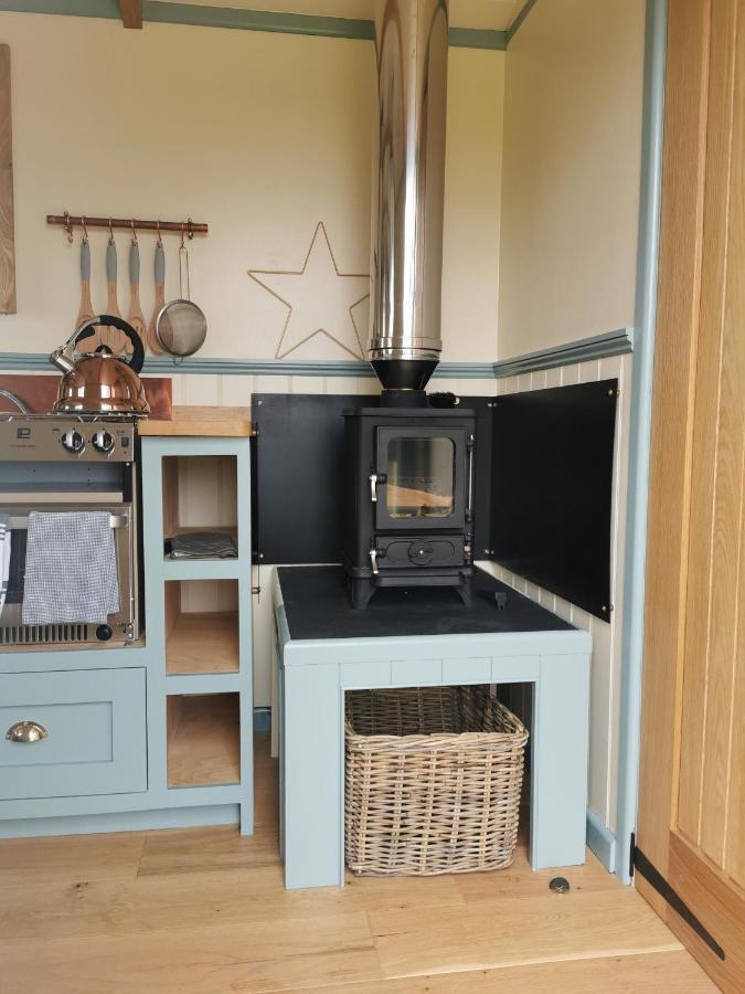 Toms Hut And Robins Rest Shepherd Huts Near ويدبريدج المظهر الخارجي الصورة