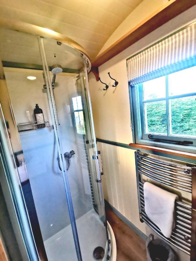 Toms Hut And Robins Rest Shepherd Huts Near ويدبريدج المظهر الخارجي الصورة
