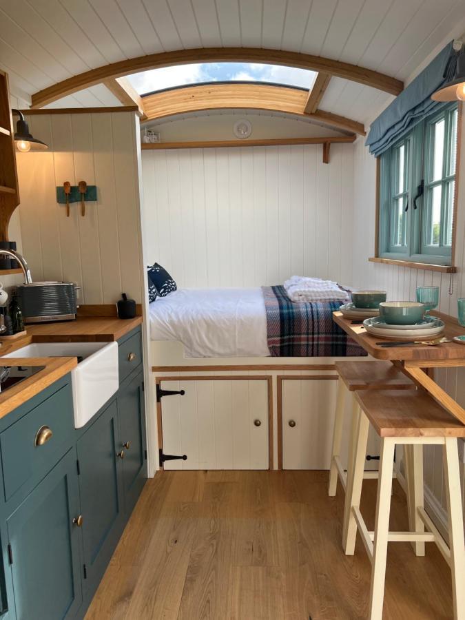 Toms Hut And Robins Rest Shepherd Huts Near ويدبريدج المظهر الخارجي الصورة
