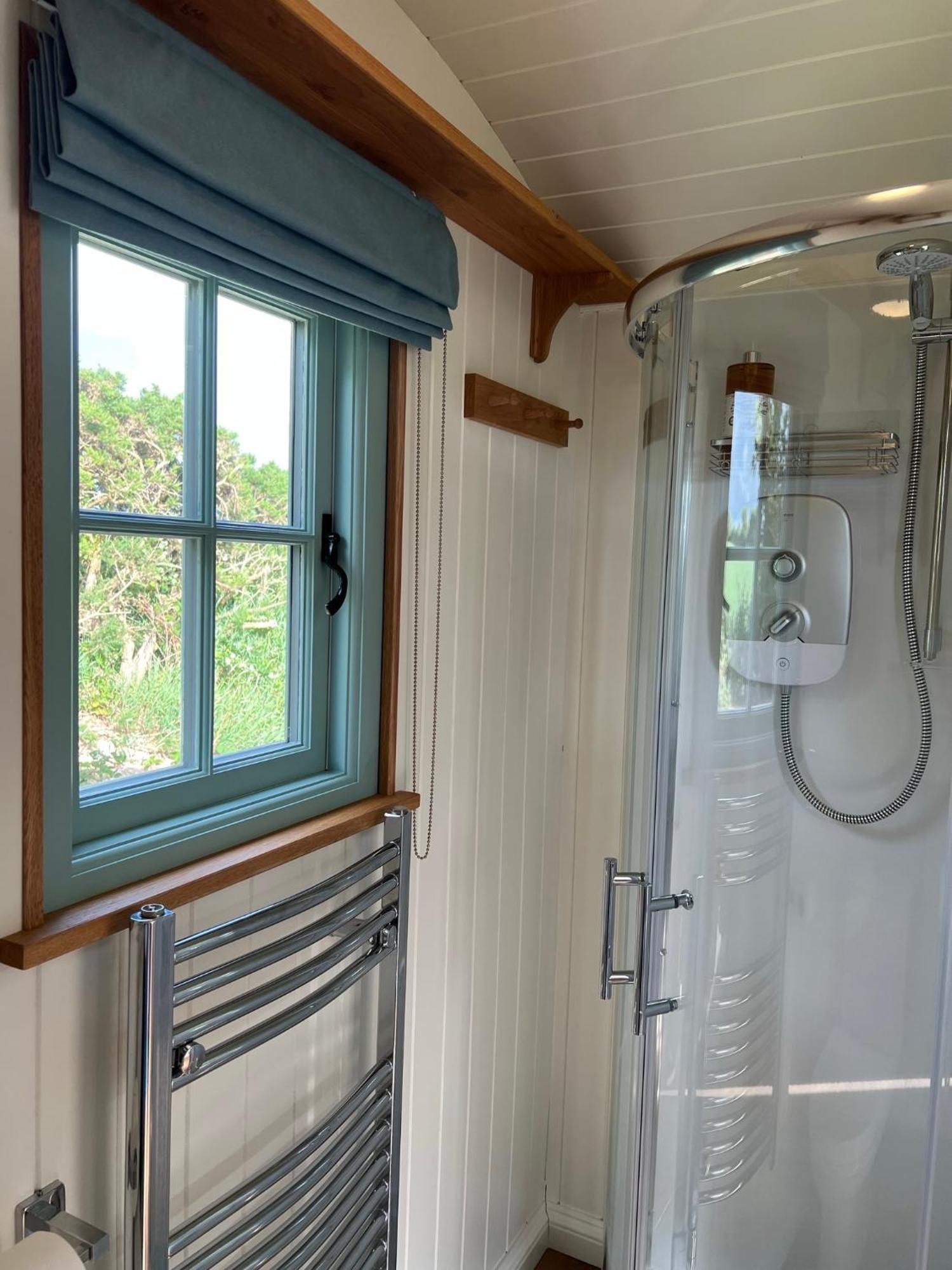 Toms Hut And Robins Rest Shepherd Huts Near ويدبريدج المظهر الخارجي الصورة