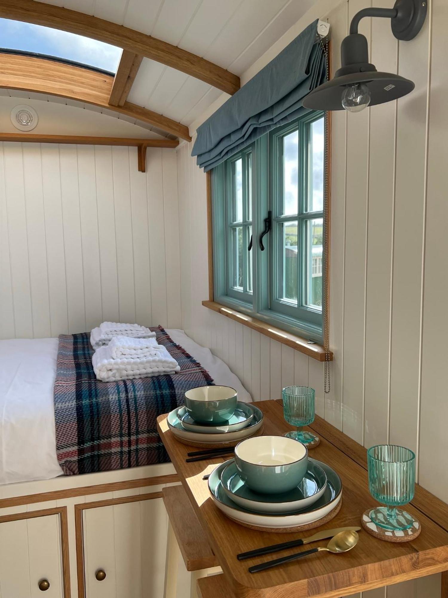 Toms Hut And Robins Rest Shepherd Huts Near ويدبريدج المظهر الخارجي الصورة
